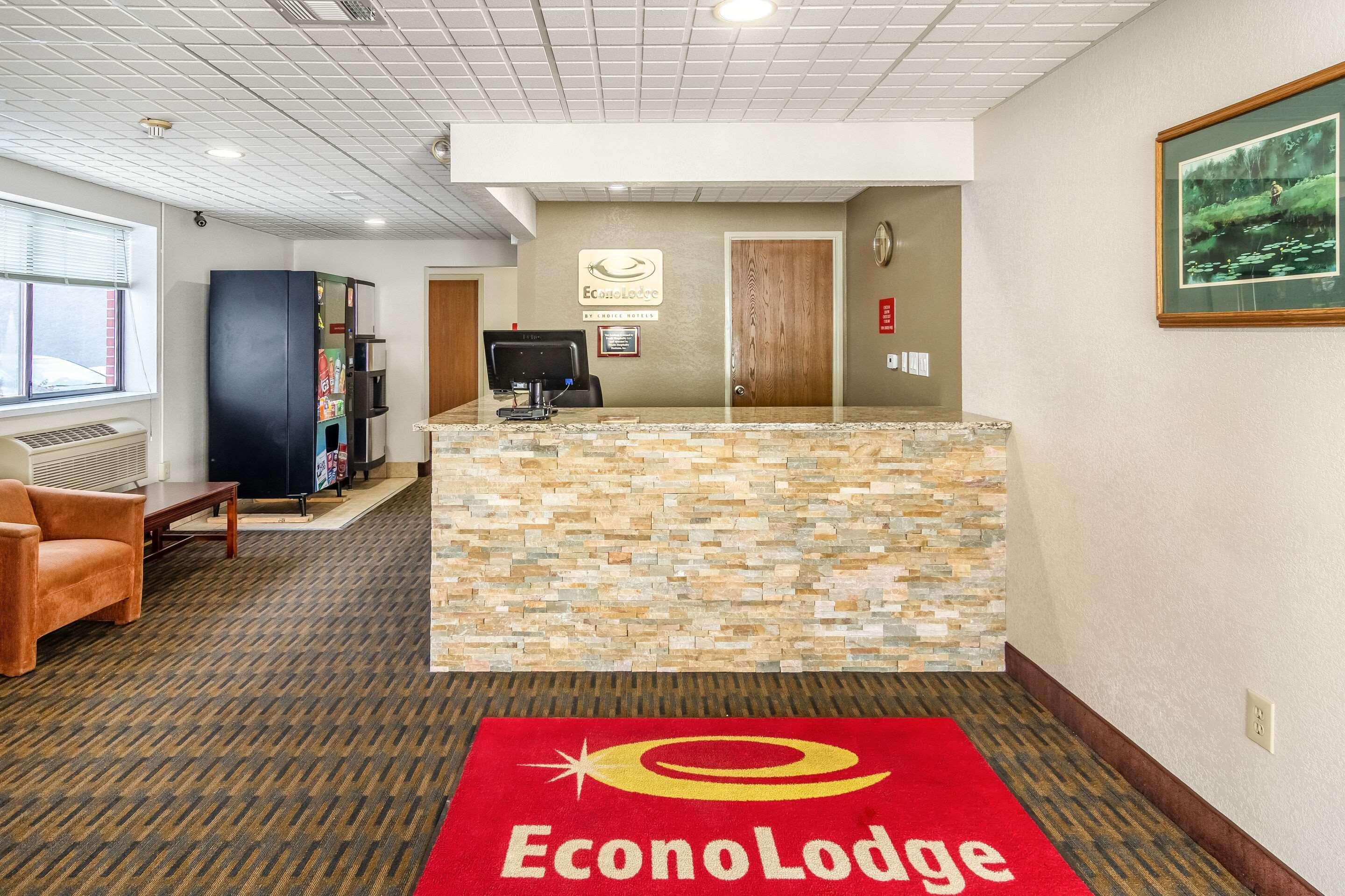Econo Lodge By Choicehotels Cadillac Exterior photo